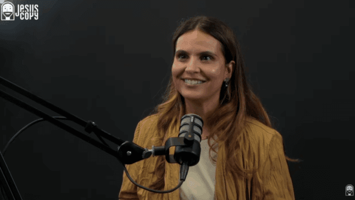 A história de Aline Barros começa com a conversão do pai, Ronaldo Barros, que deixou os bailes para seguir a fé cristã.