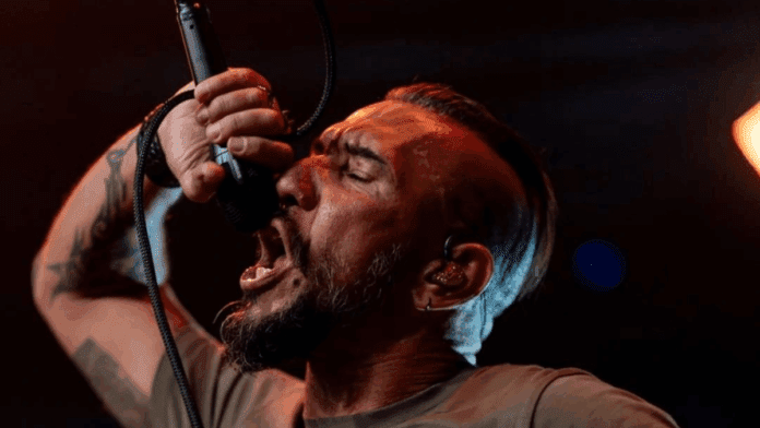 Reencontro inesperado transforma a Microfonia Tour em uma noite histórica no Hangar 110