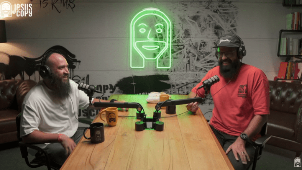 Cantor revelou receio de cancelamento ao lançar O Grande Banquete, projeto inspirado em Lucas 14, e expôs como a polarização e as redes sociais afetam artistas cristãos