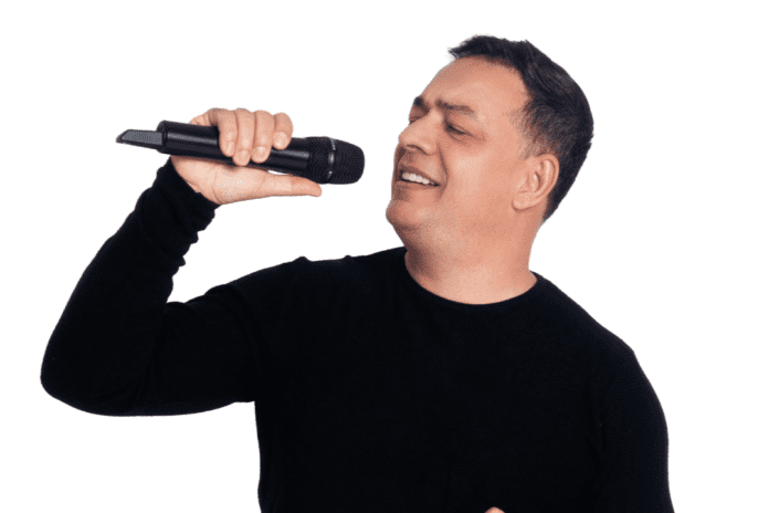 O cantor gospel Charlys. Foto: Divulgação.