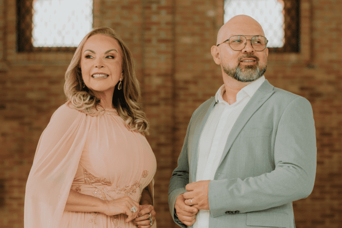 O cantor Jônatas Ambrozio e a cantora Cristina Mel. Foto: Divulgação.