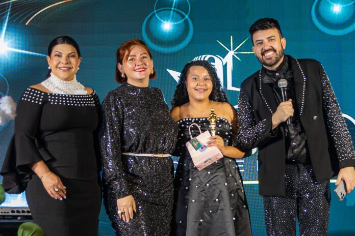 A cantora Íngrid Vitória recebendo troféu no Prêmio Promessa gospel 2026. Foto: Mateus Silva.
