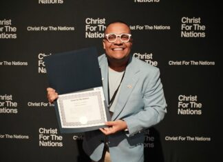 Cantor e pastor Douglas Borges recebe consagração pastoral americana pelo Christ For The Nations Institute e amplia reconhecimento internacional Christ For The Nations Institute