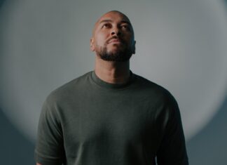 Ton Carfi lança “Um Novo Dia” e apresenta nova versão de canção internacional marcada por influência do worship americano O cantor gospel Ton Carfi. Foto: Divulgação.