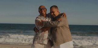 Carlos Meneleu e Waguinho lançam o samba gospel “Deixe-me em Paz”