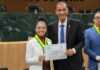 Primeira cantora gospel a receber a honraria, Lorrane Luz, de Caldas Novas, é homenageada pela ALEGO em Goiânia A cantora Lorrane Luz recebendo a Medalha. Foto: ALEGO.