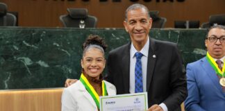 Primeira cantora gospel a receber a honraria, Lorrane Luz, de Caldas Novas, é homenageada pela ALEGO em Goiânia A cantora Lorrane Luz recebendo a Medalha. Foto: ALEGO.