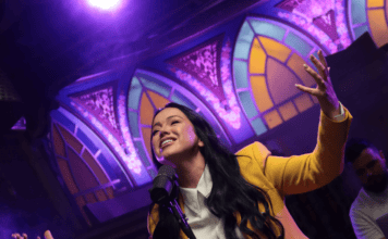 Ariely Bonatti lança a impactante canção “Quando O Culto Termina”