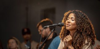 Gabriela Gomes apresenta seu novo álbum, “Bethânia”, e o clipe de “Manso e Humilde”, com a participação de Jessé Perão Bethânia