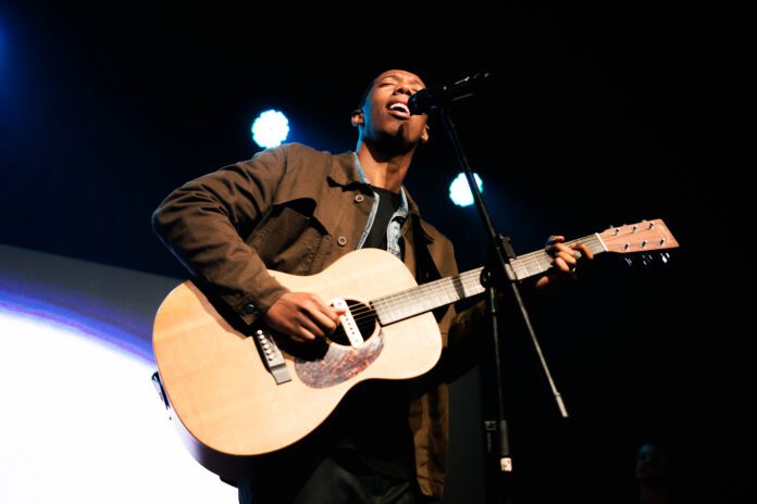 O cantor João Teixeira. Foto: Divulgação.