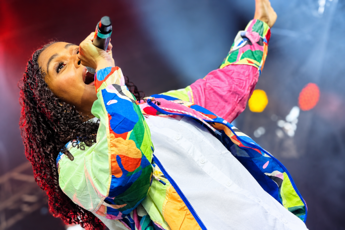 A cantora Tirza Almeida na Marcha para Jesus Recife. Foto: Divulgação.