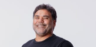 Fernandinho Siqueira revive a força dos corinhos de fogo com “Desemborca o Vaso” O cantor gospel Fernandinho Siqueira. Foto: Divulgação.